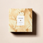 Top Notes: Pepper, Rhubarb Leaves, Coriander Middle Notes: Jasmine, Tuberose, Gardenia, Lily of the Valley, Carnation Base Notes: Sandalwood, Labdanum, Vetiver, Frankincense, Opoponax, Leather