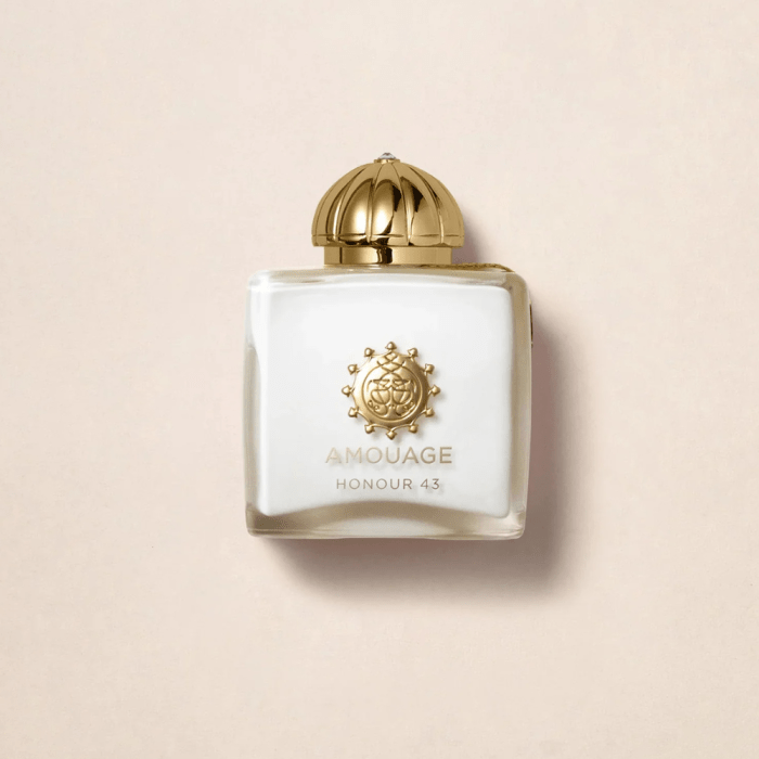 Top Notes: Pepper, Rhubarb Leaves, Coriander Middle Notes: Jasmine, Tuberose, Gardenia, Lily of the Valley, Carnation Base Notes: Sandalwood, Labdanum, Vetiver, Frankincense, Opoponax, Leather