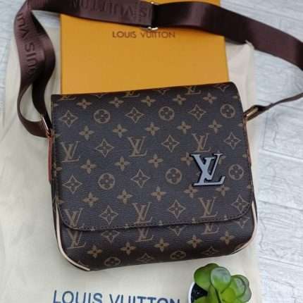 Louis Vuitton Men's Crossbody Messenger Bag 24cm Brown Logo