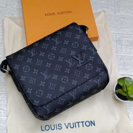 Louis Vuitton Men's Crossbody Messenger Bag 24cm Black Logo